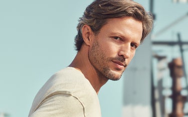 Rostro de un hombre que recibió tratamiento en una clínica estética